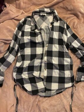 💰5/$10 Black and White Buffalo Plaid Button-Up Shirt